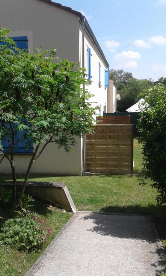 Les Champs Apartment Cernoy-en-Berry Exterior photo